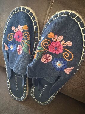 Aeropostale Denim Embroidered Floral Flat Shoes Slip On Size 7M Boho Vacay